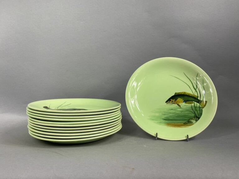 CEREL - Partie de service à poisson comprenant 12 assiettes en faïence à décor…