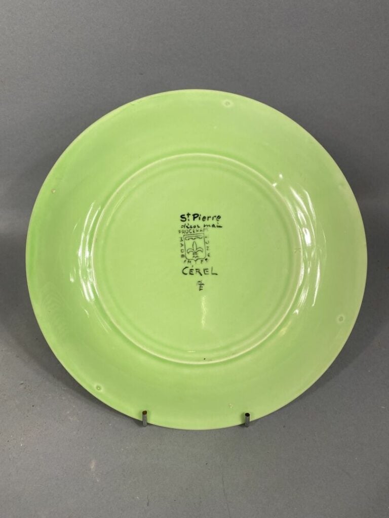 CEREL - Partie de service à poisson comprenant 12 assiettes en faïence à décor…