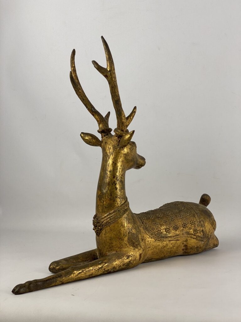 Cerf couché - Sujet en bronze doré sculpté - Dans le goût du Sud-Est asiatique,…
