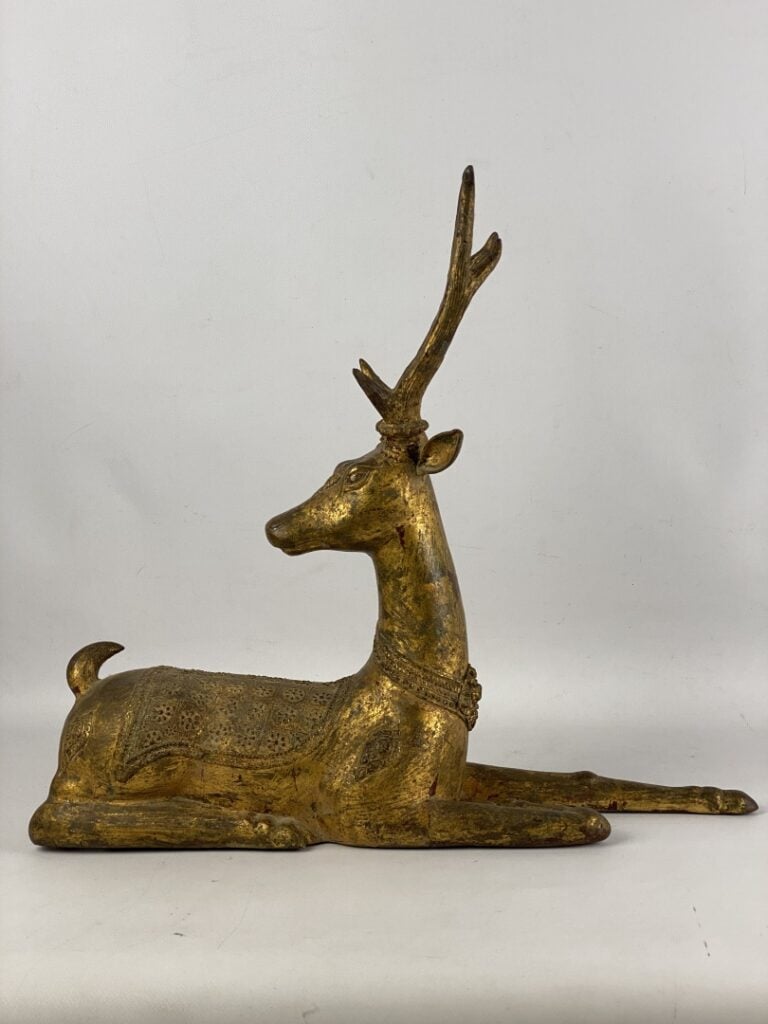 Cerf couché - Sujet en bronze doré sculpté - Dans le goût du Sud-Est asiatique,…