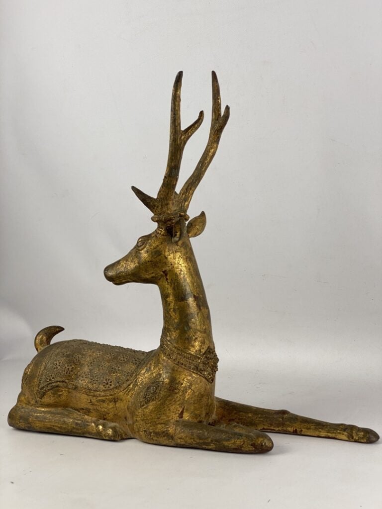 Cerf couché - Sujet en bronze doré sculpté - Dans le goût du Sud-Est asiatique,…