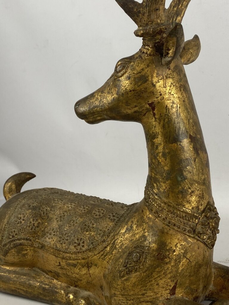 Cerf couché - Sujet en bronze doré sculpté - Dans le goût du Sud-Est asiatique,…