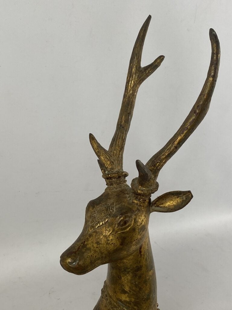 Cerf couché - Sujet en bronze doré sculpté - Dans le goût du Sud-Est asiatique,…