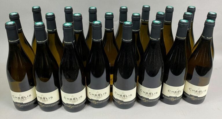 CHABLIS - Ensemble de 23 bouteilles, 2011 - Roland Lavantureux - (en l'état) -…