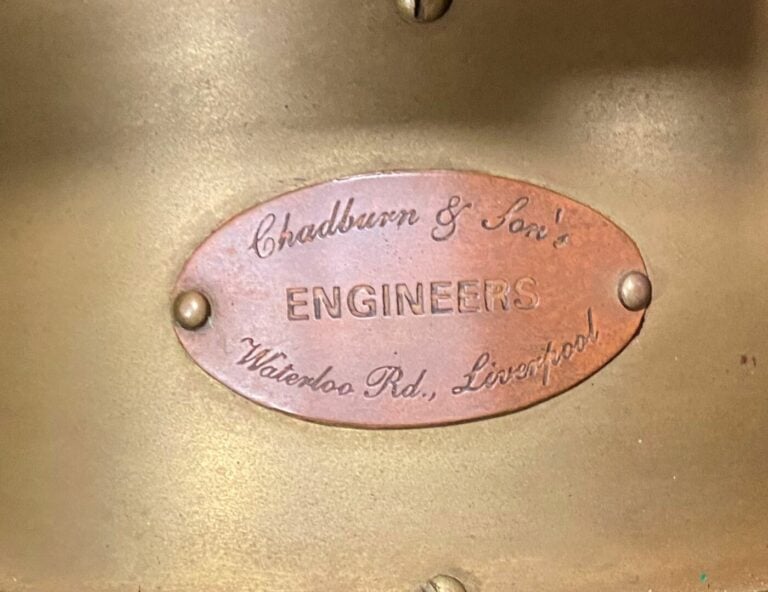 CHADBURN & SONS - Barre à roue de gouvernail en bois tourné fixée sur une borne…