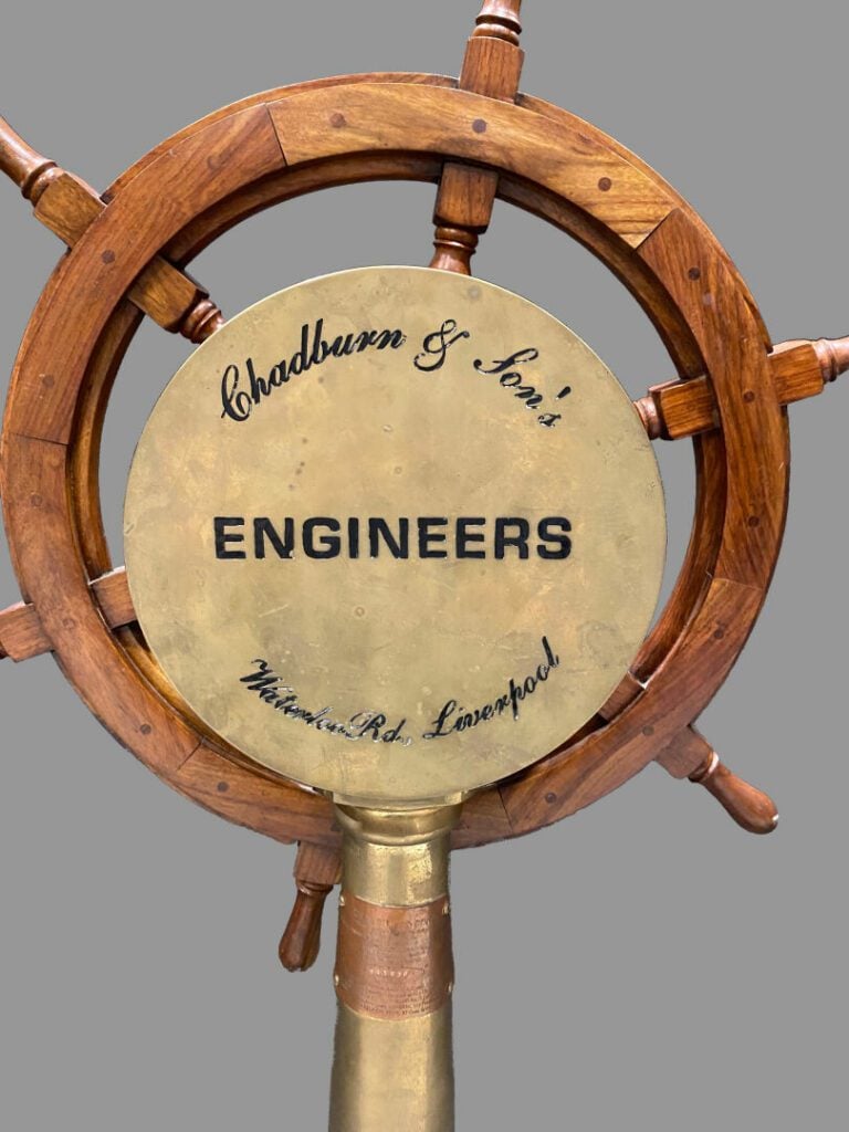 CHADBURN & SONS - Barre à roue de gouvernail en bois tourné fixée sur une borne…