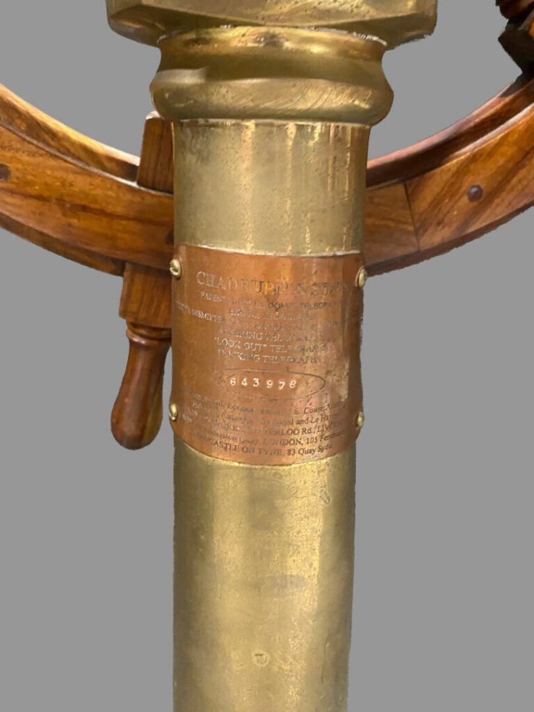 CHADBURN & SONS - Barre à roue de gouvernail en bois tourné fixée sur une borne…
