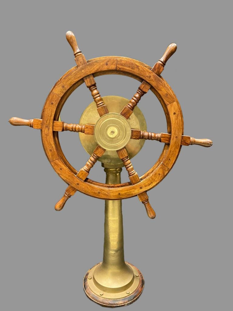 CHADBURN & SONS - Barre à roue de gouvernail en bois tourné fixée sur une borne…