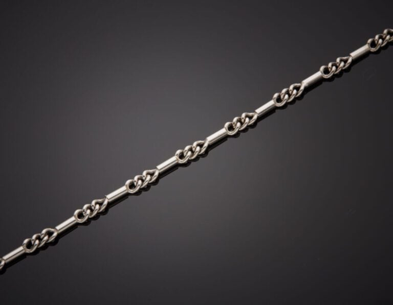 CHAINE en or gris (750‰) à maille tubulaire et gourmette alternées. - Travail f…