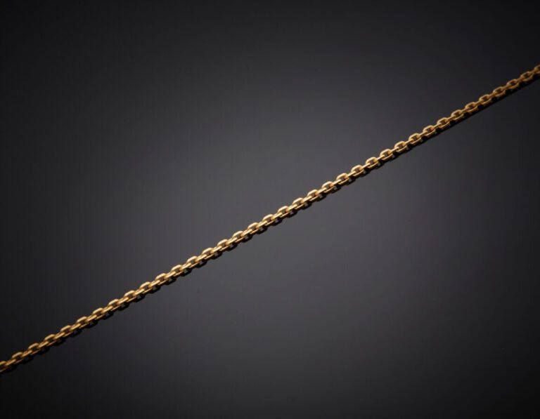 CHAINE en or jaune (750‰). Long. : 55,5 cm. Poids brut : 5,3 g.