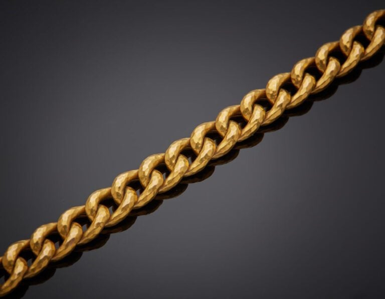 CHAINE GILETIERE en or jaune (750‰) martelé, à maille gourmette. - Travail fran…