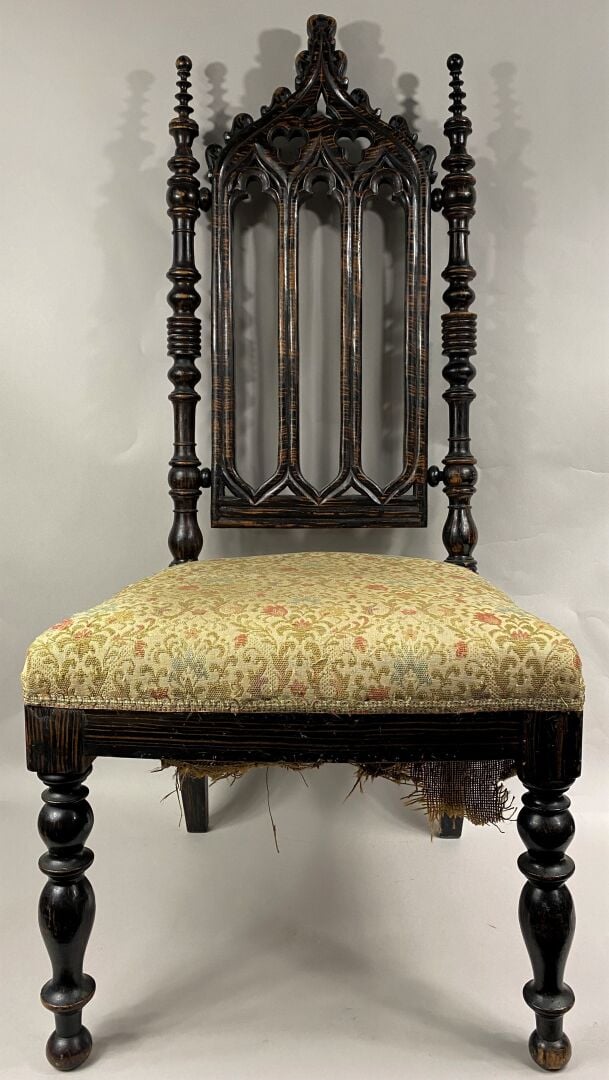 Chaise de chambre en bois noirci à dossier cathédrale, piètement balustre à l'a…