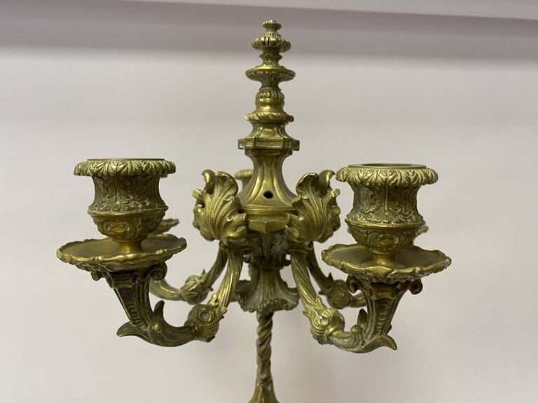 Chandelier à quatre bras de lumière en bronze. - Fin du XIXème siècle. - Hauteu…