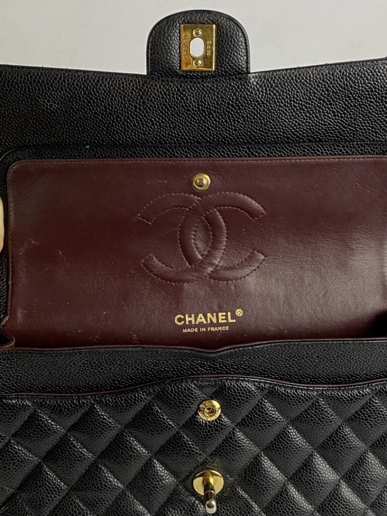 CHANEL 2011 - Sac « Timeless » classique à double rabat 26 cm en cuir grainé ma…