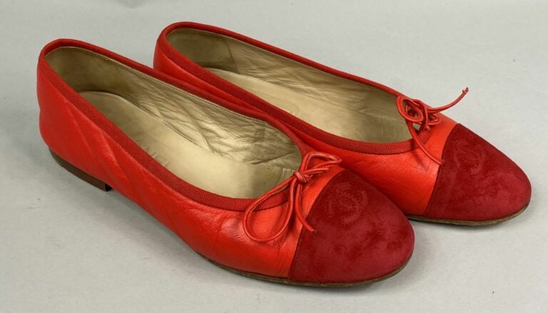 CHANEL - Ballerines en cuir suédé rouge - Pointure 38 - (très bon état, avec du…