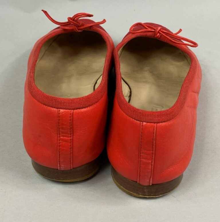 CHANEL - Ballerines en cuir suédé rouge - Pointure 38 - (très bon état, avec du…
