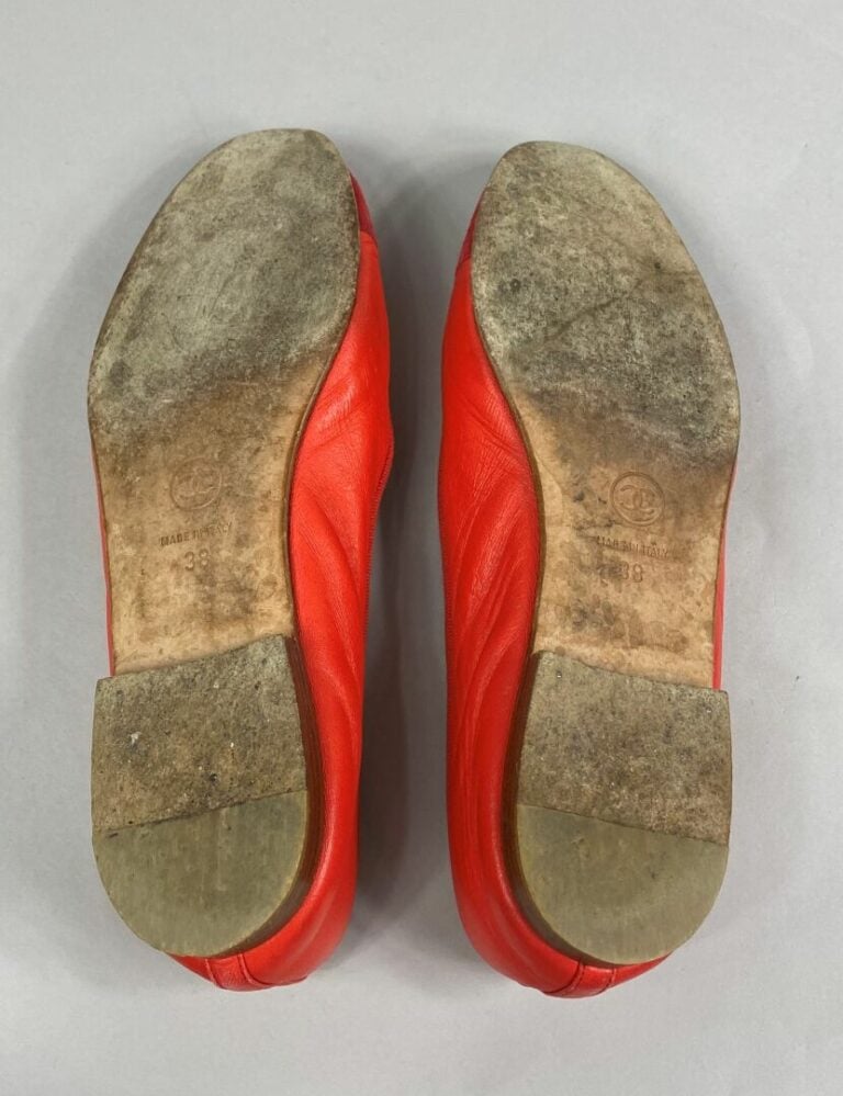 CHANEL - Ballerines en cuir suédé rouge - Pointure 38 - (très bon état, avec du…