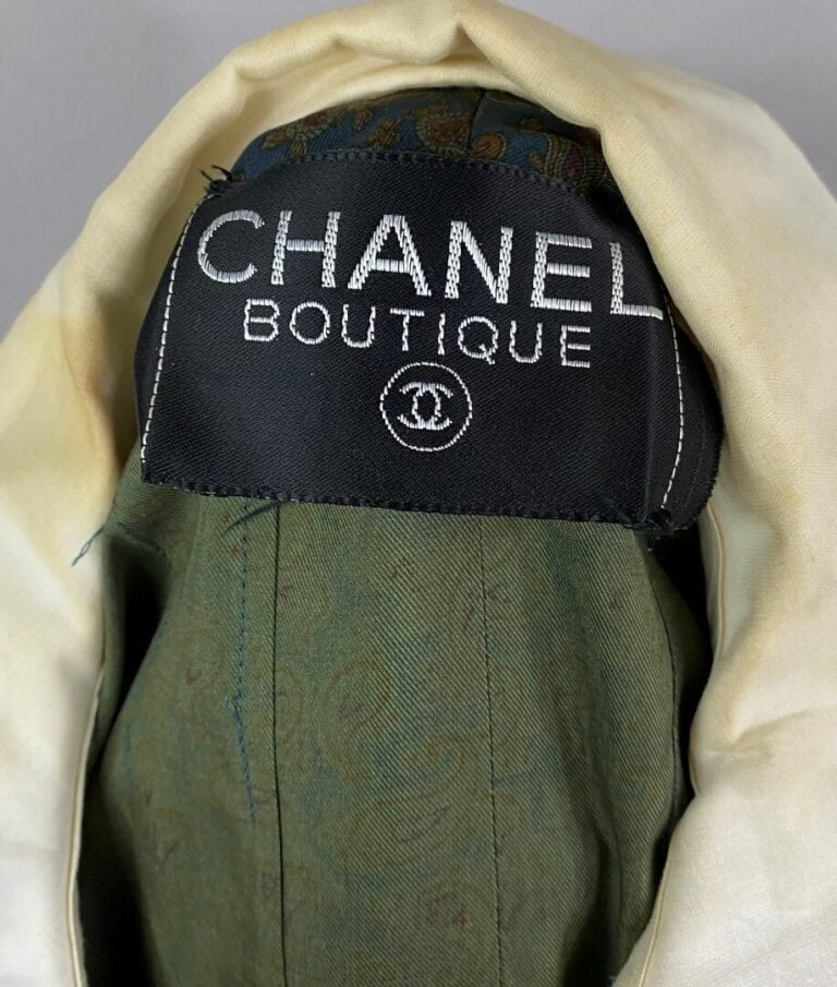 CHANEL Boutique - Robe longue plissée en soie vert foncé impression cachemire,…