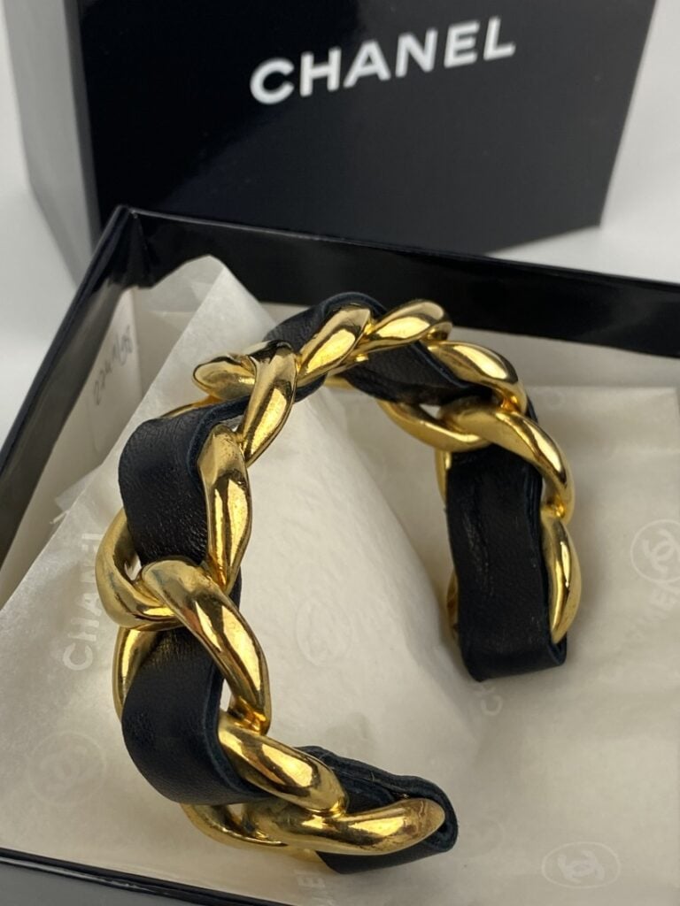 CHANEL - Bracelet manchette en métal doré à maillons goumette entrelacés de cui…