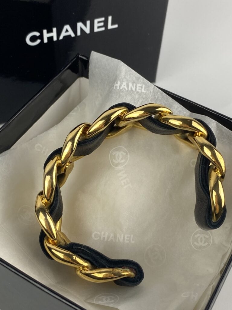 CHANEL - Bracelet manchette en métal doré à maillons goumette entrelacés de cui…