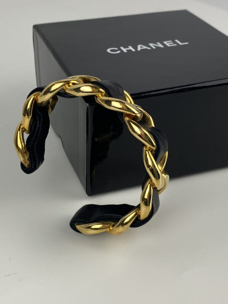 CHANEL - Bracelet manchette en métal doré à maillons goumette entrelacés de cui…