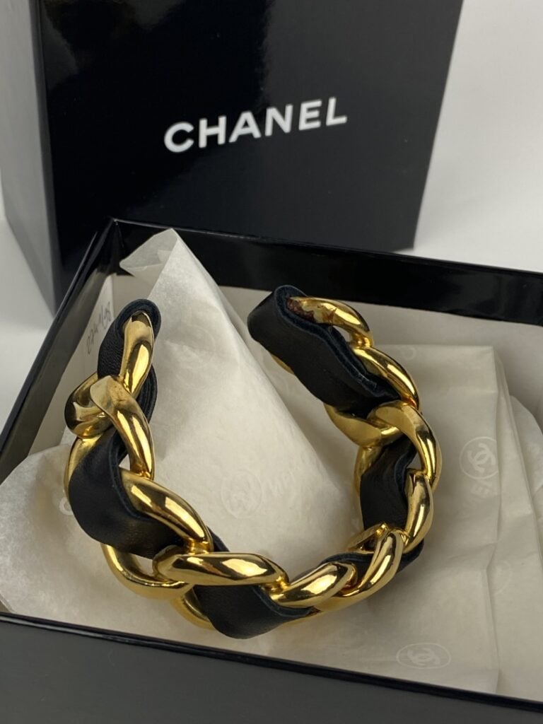 CHANEL - Bracelet manchette en métal doré à maillons goumette entrelacés de cui…