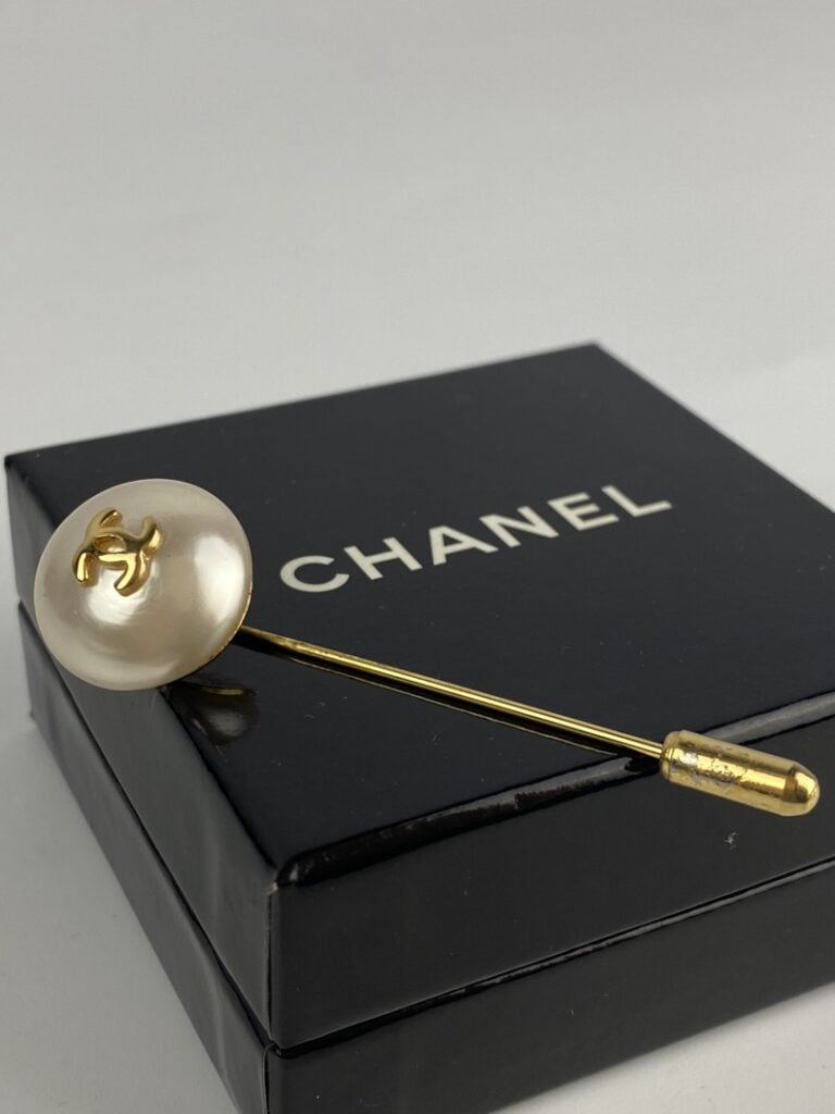 CHANEL - Epingle à chapeau en métal doré ornée d'une demi-perle blanche d'imita…