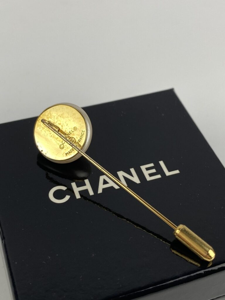 CHANEL - Epingle à chapeau en métal doré ornée d'une demi-perle blanche d'imita…