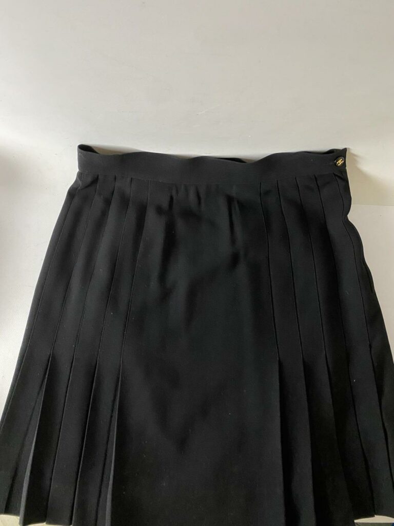 CHANEL - Jupe à plis plats en soie noire - Taille 38
