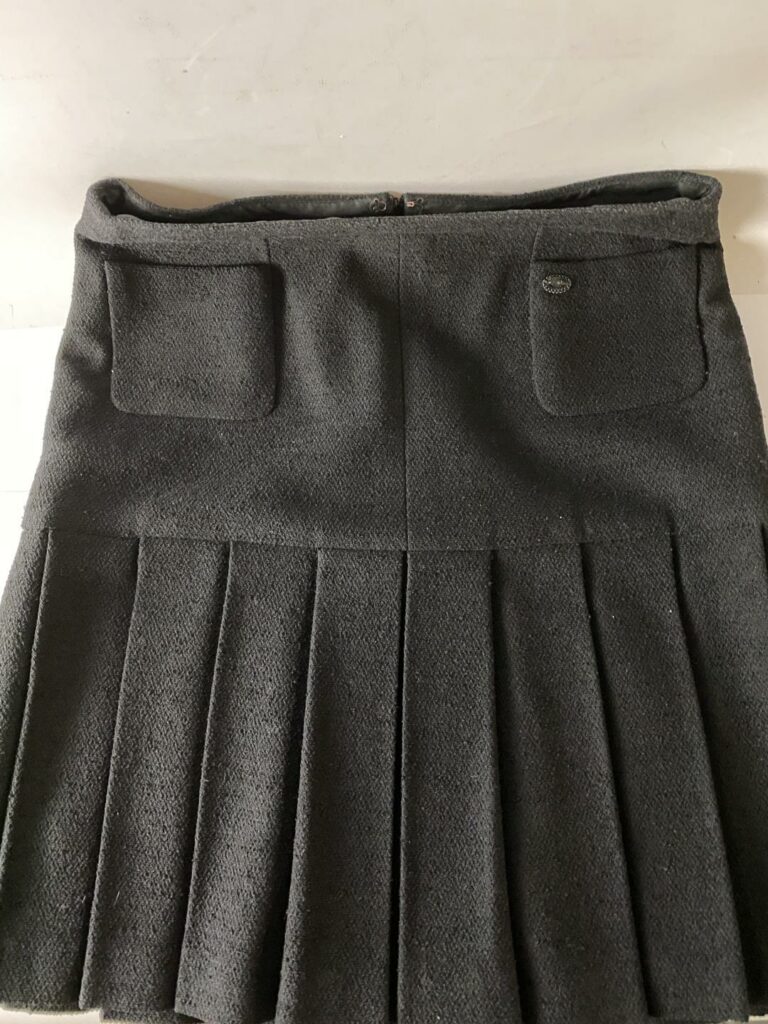 CHANEL - Jupe à plis plats noire en laine, coton et doublure soie - Taille 38