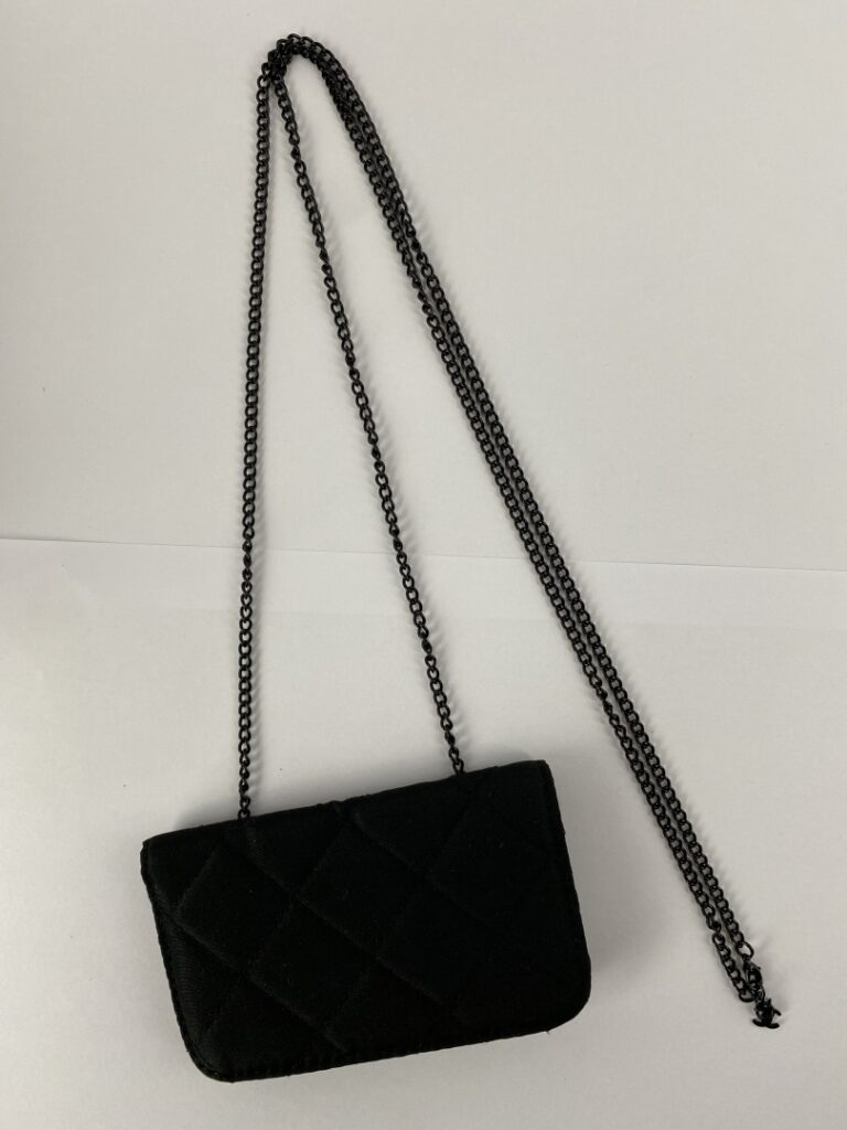 CHANEL - Micro sac en tissu matelassé noir haine en métal noir sigle « CC » pen…
