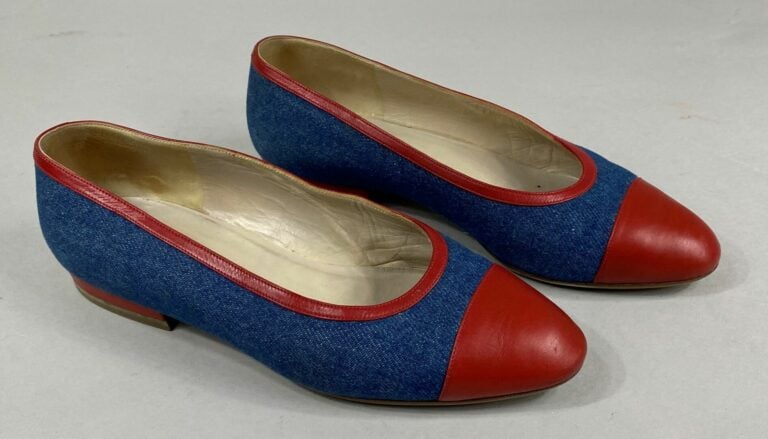 CHANEL - Paire de ballerines en jean et cuir rouge - Pointure 36 - (talons anti…