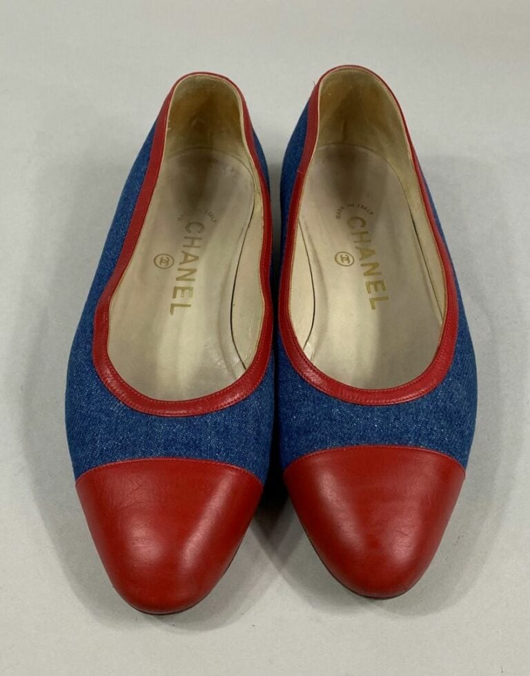 CHANEL - Paire de ballerines en jean et cuir rouge - Pointure 36 - (talons anti…