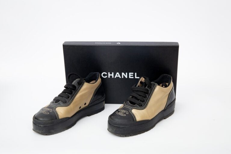 CHANEL. - Paire de baskets en cuir (bon état d'usage). - Taille 36.