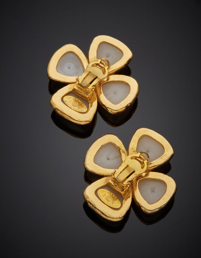 CHANEL - Paire de CLIPS d'OREILLES « fleurs » en métal doré, orné de quatre cab…