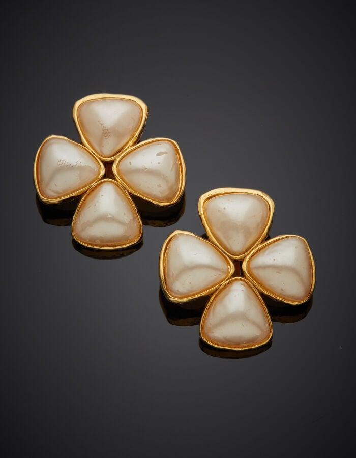 CHANEL - Paire de CLIPS d'OREILLES « fleurs » en métal doré, orné de quatre cab…