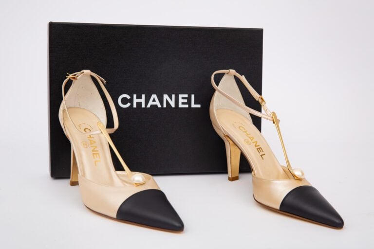 CHANEL. - Paire d'escarpins en cuir beige et marron ornés d'une perle d'imitati…