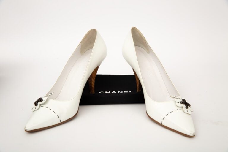 CHANEL. - Paire d'escarpins en cuir crème, ornés d'un trèfle en cuir découpé. -…