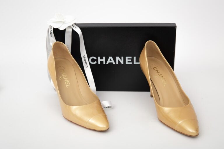 CHANEL. - Paire d'escarpins en cuir or. - Taille 6 1/2.