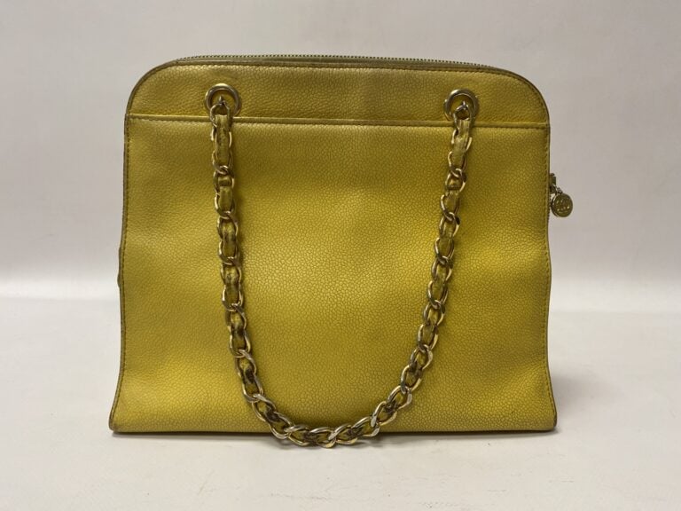 CHANEL. - Sac à main en cuir jaune (usures d'usage). - Dimensions : - H : 23 cm…