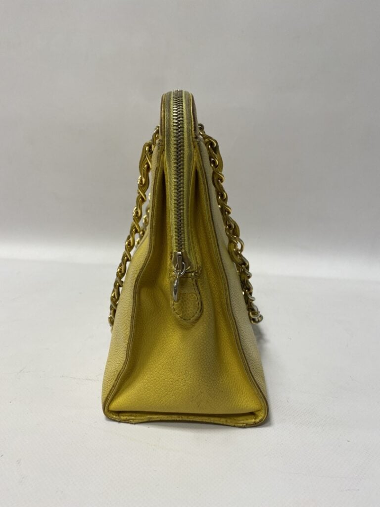 CHANEL. - Sac à main en cuir jaune (usures d'usage). - Dimensions : - H : 23 cm…