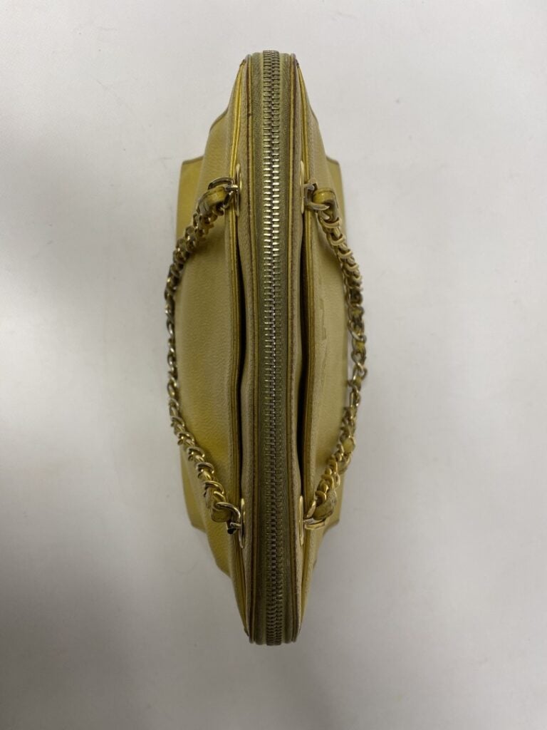 CHANEL. - Sac à main en cuir jaune (usures d'usage). - Dimensions : - H : 23 cm…