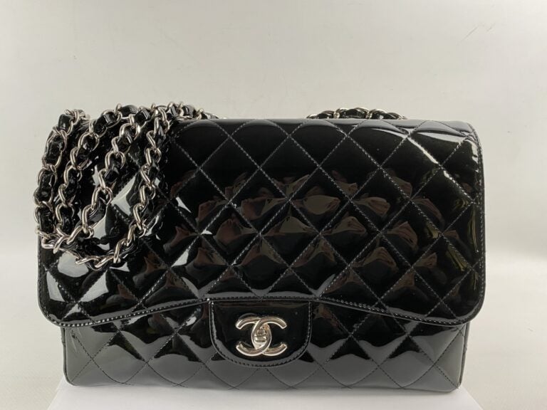 CHANEL - Sac «classique» à rabat en cuir verni noir irisé, double chaîne argent…