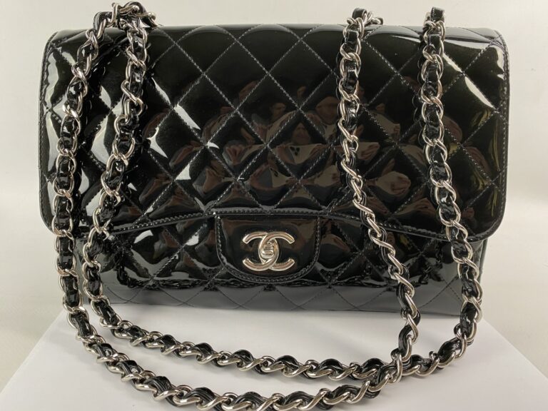 CHANEL - Sac «classique» à rabat en cuir verni noir irisé, double chaîne argent…