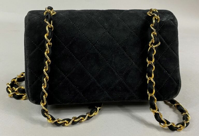CHANEL - Sac du soir 19 cm en daim matelassé noir, fermoir "CC" en métal doré s…