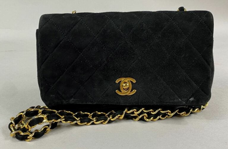 CHANEL - Sac du soir 19 cm en daim matelassé noir, fermoir "CC" en métal doré s…