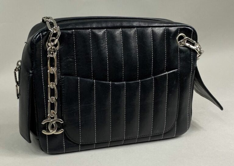 CHANEL - Sac Mademoiselle camera en agneau noir, surpiqûres blanches, deux anse…