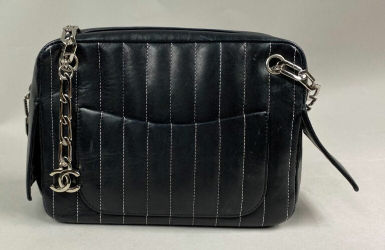 CHANEL - Sac Mademoiselle camera en agneau noir, surpiqûres blanches, deux anse…