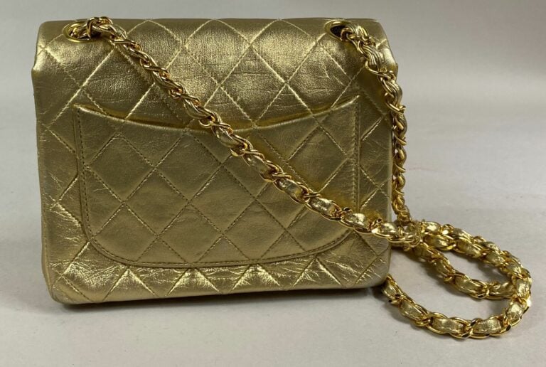 CHANEL - Sac mini Timeless 18 cm en cuir d'agneau matelassé doré, fermoir "CC"…