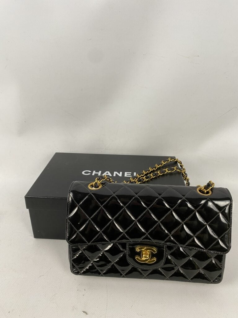 CHANEL - Sac «Timeless classique» en cuir verni matelassé noir , fermoir «CC» e…